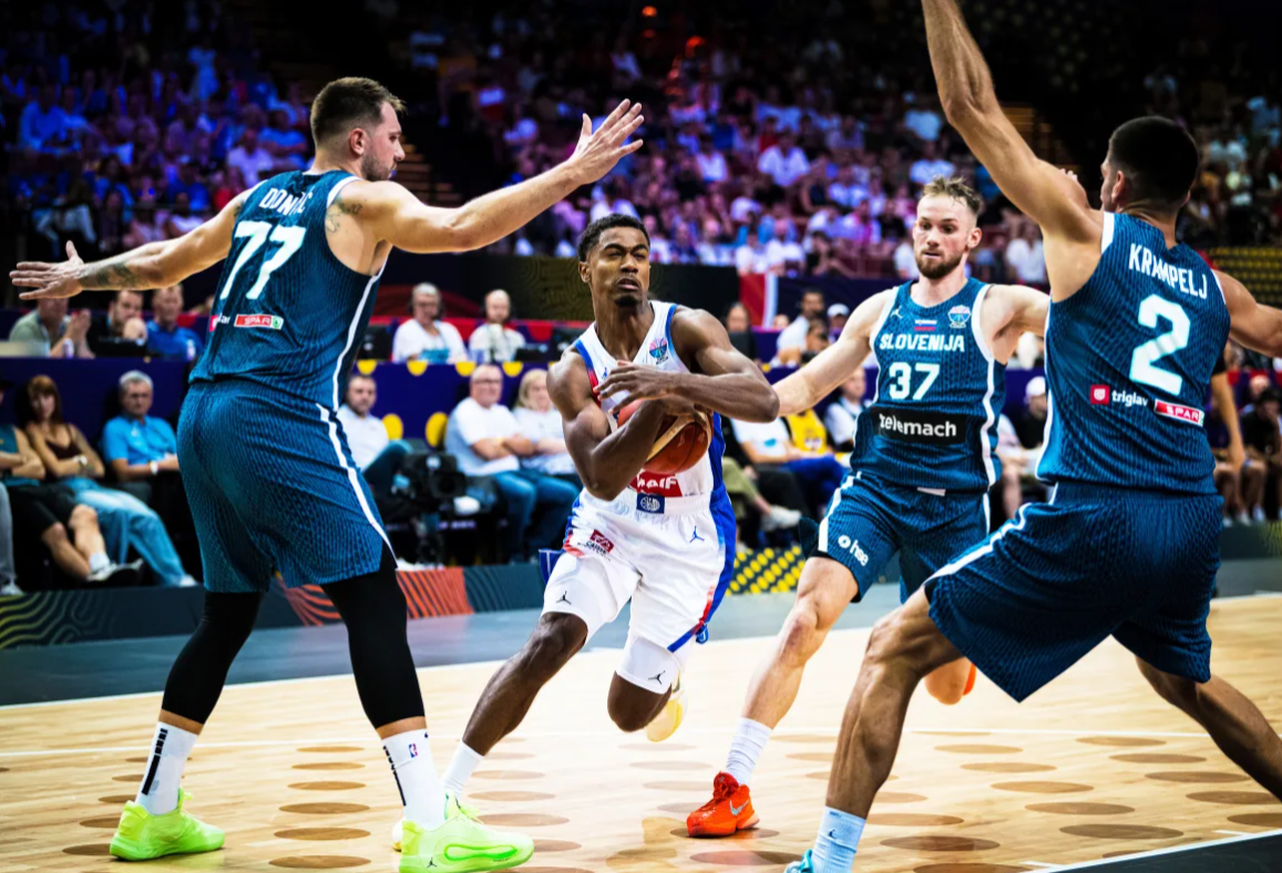 垃圾时间刷分！男篮欧锦赛离谱1幕：跟东契奇握手后 继续上篮得分