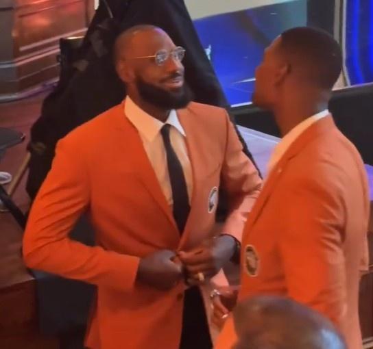 詹姆斯以梦八队成员身份入选名人堂 并穿上了名人堂夹克！